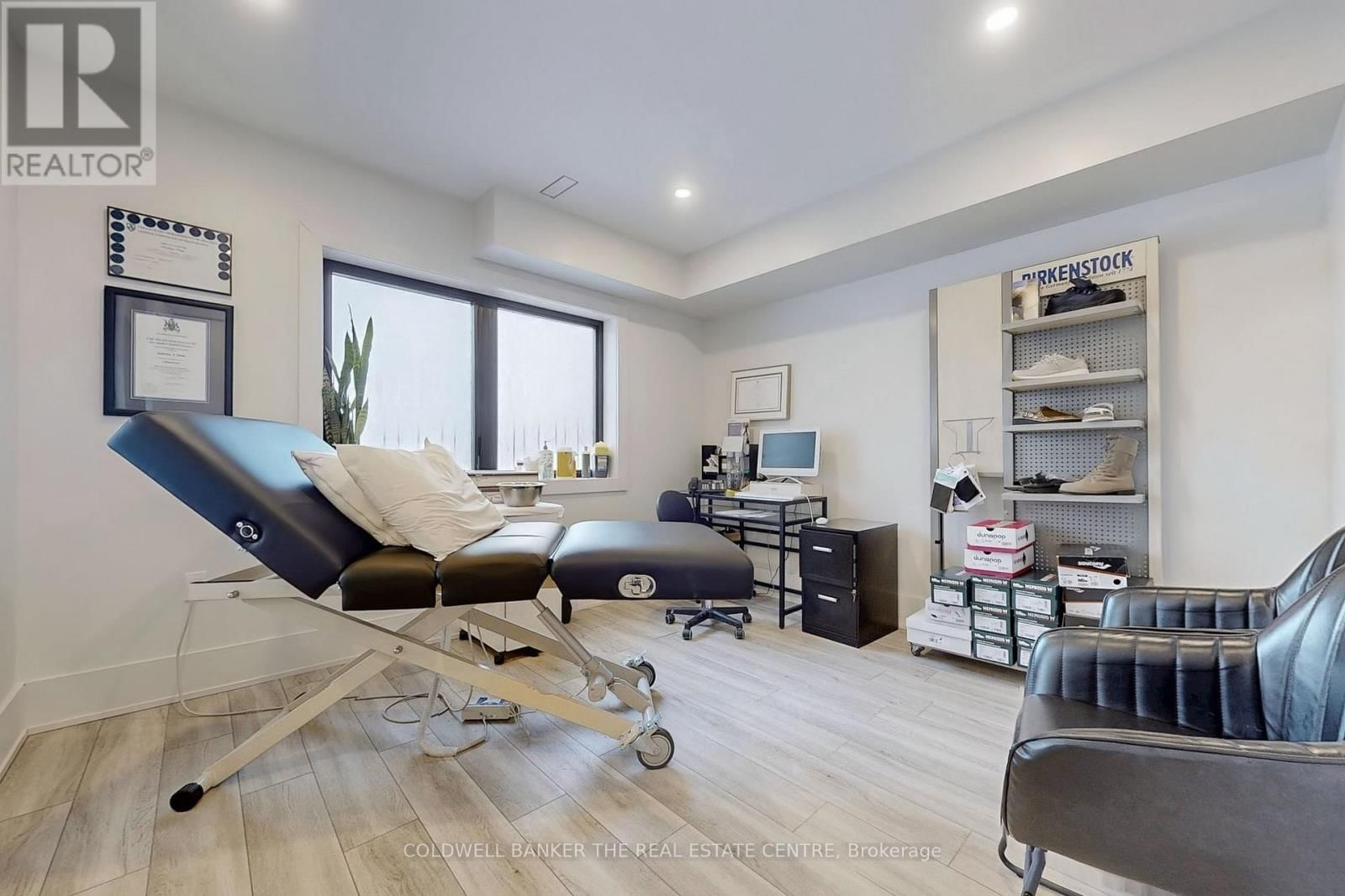 543 THE QUEENSWAY SOUTH Image 15