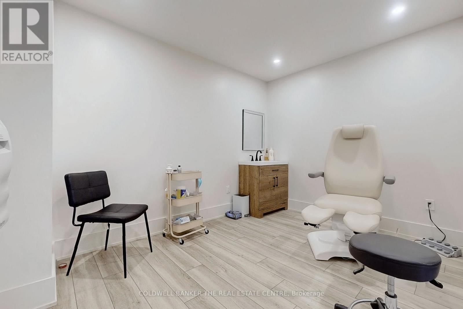 543 THE QUEENSWAY SOUTH Image 16