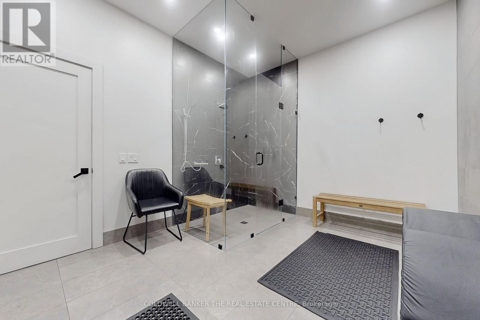 543 THE QUEENSWAY SOUTH Image 18