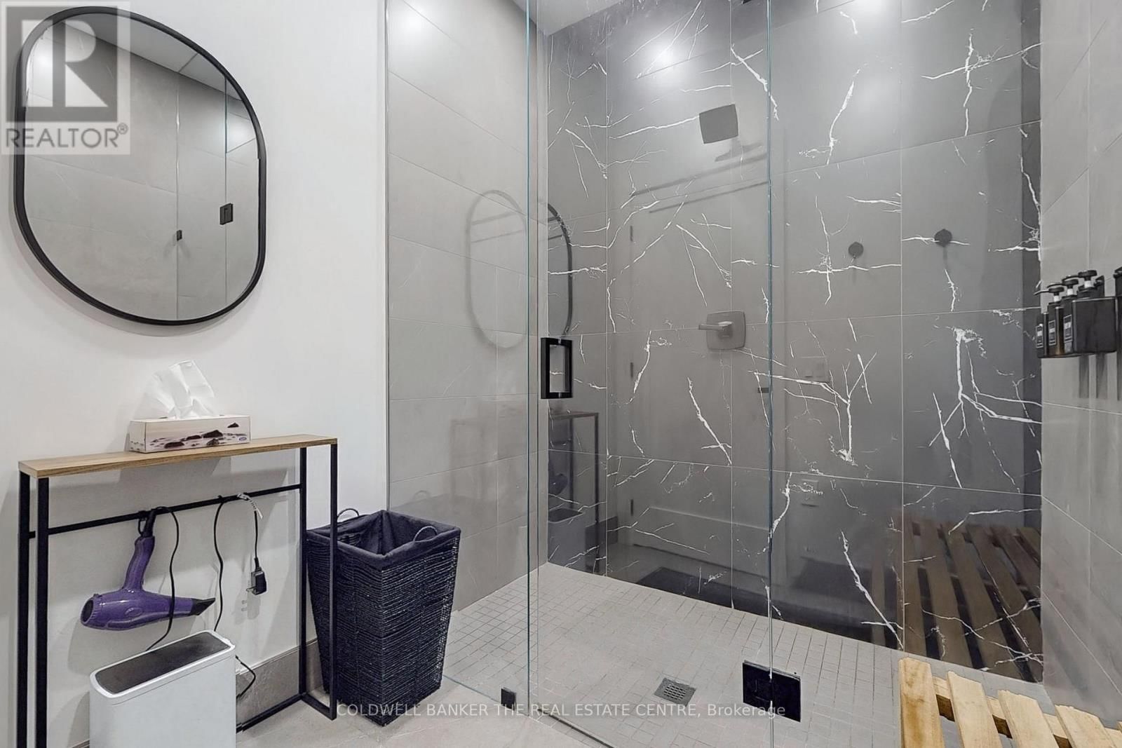 543 THE QUEENSWAY SOUTH Image 19