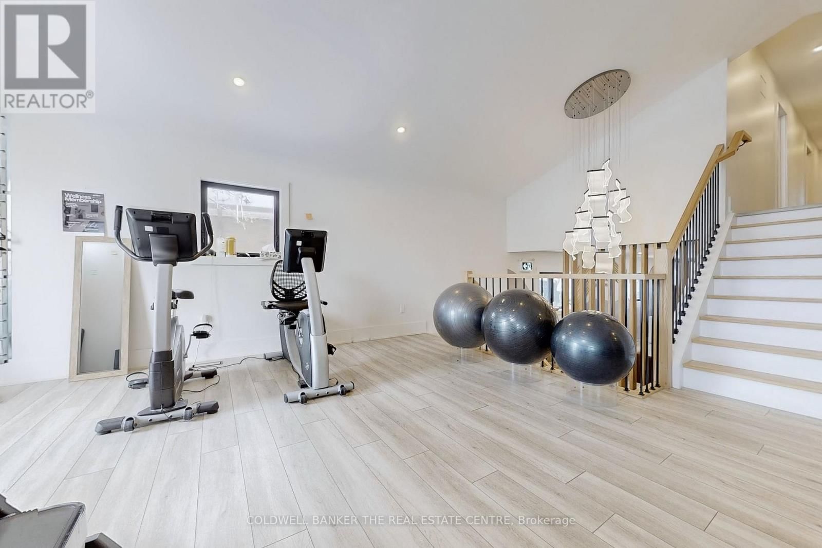 543 THE QUEENSWAY SOUTH Image 20