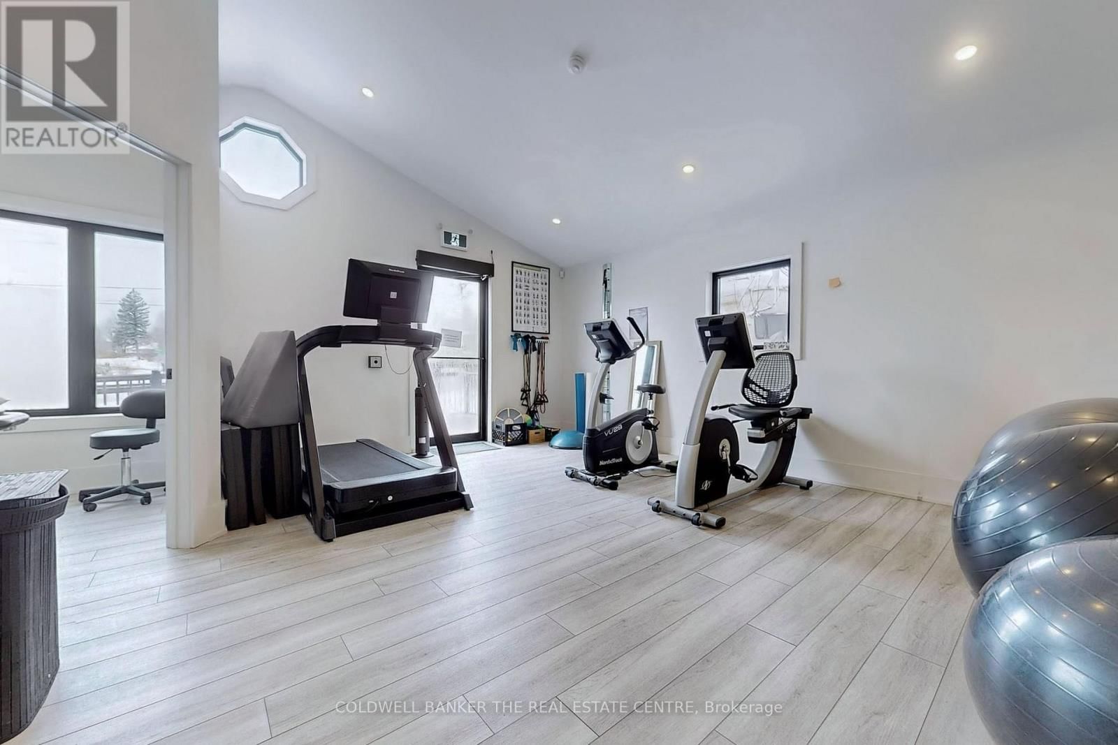 543 THE QUEENSWAY SOUTH Image 21