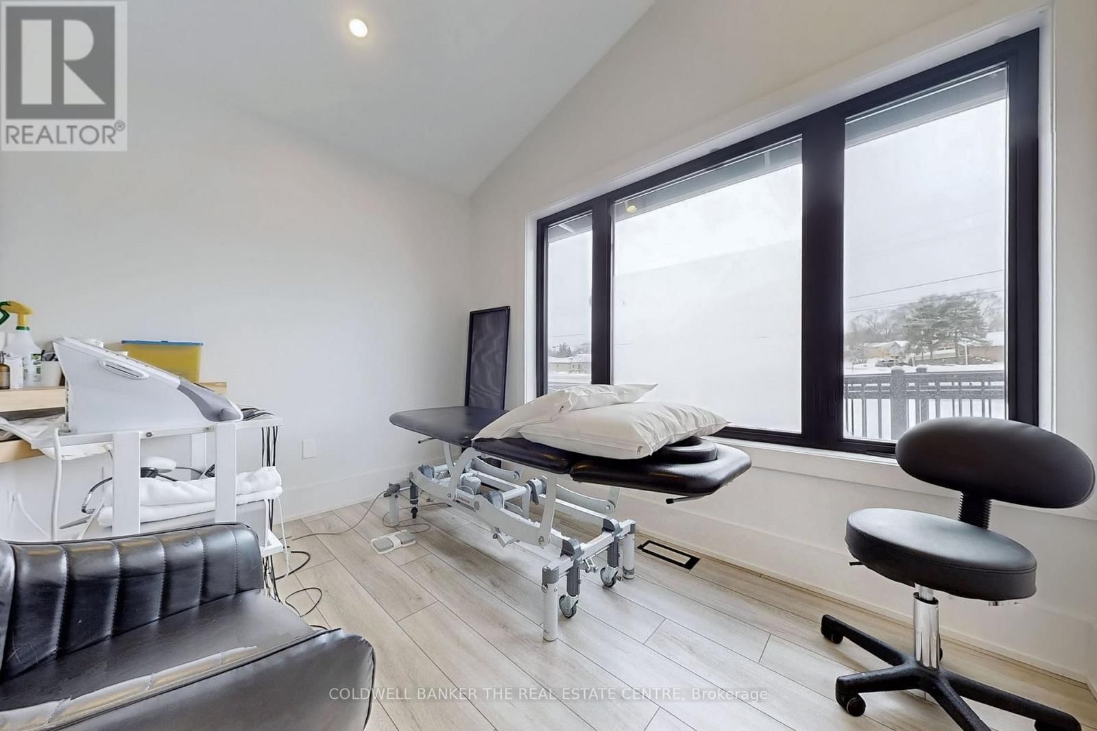 543 THE QUEENSWAY SOUTH Image 22