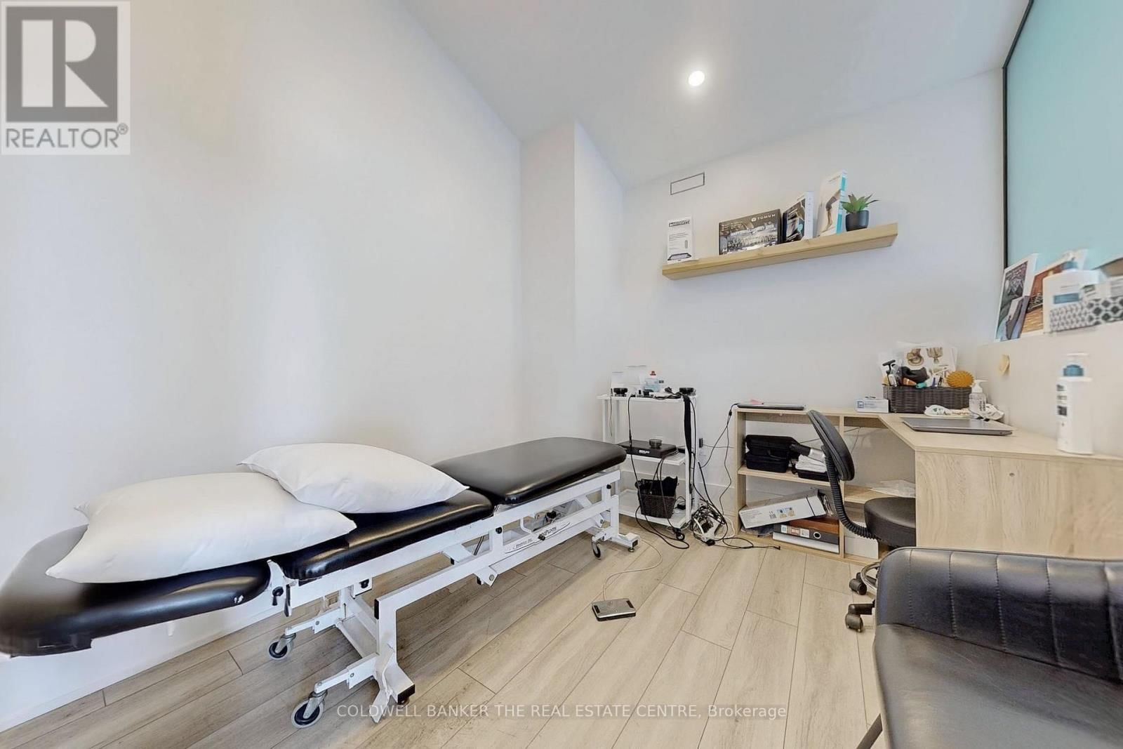 543 THE QUEENSWAY SOUTH Image 23