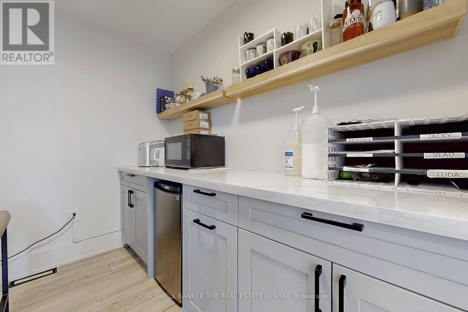 543 THE QUEENSWAY SOUTH Image 25