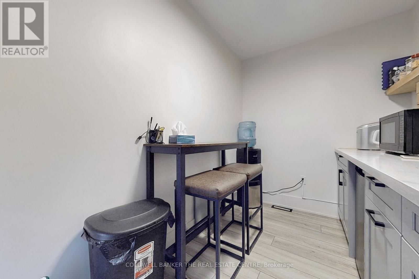 543 THE QUEENSWAY SOUTH Image 26