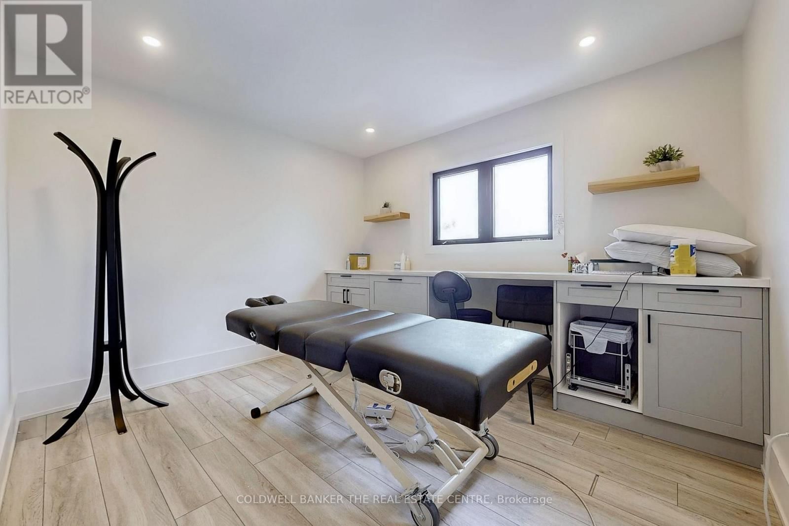 543 THE QUEENSWAY SOUTH Image 27