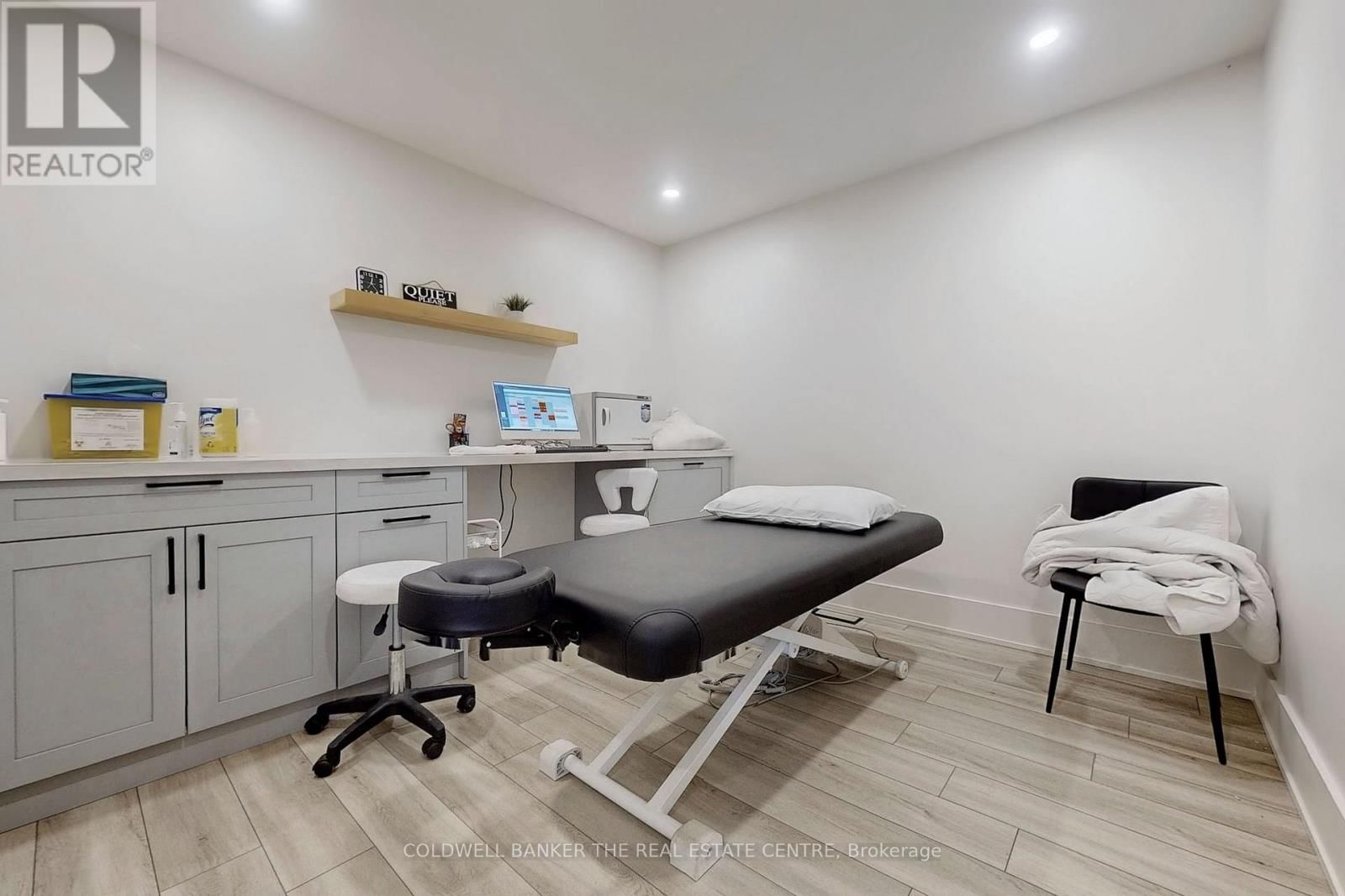 543 THE QUEENSWAY SOUTH Image 28