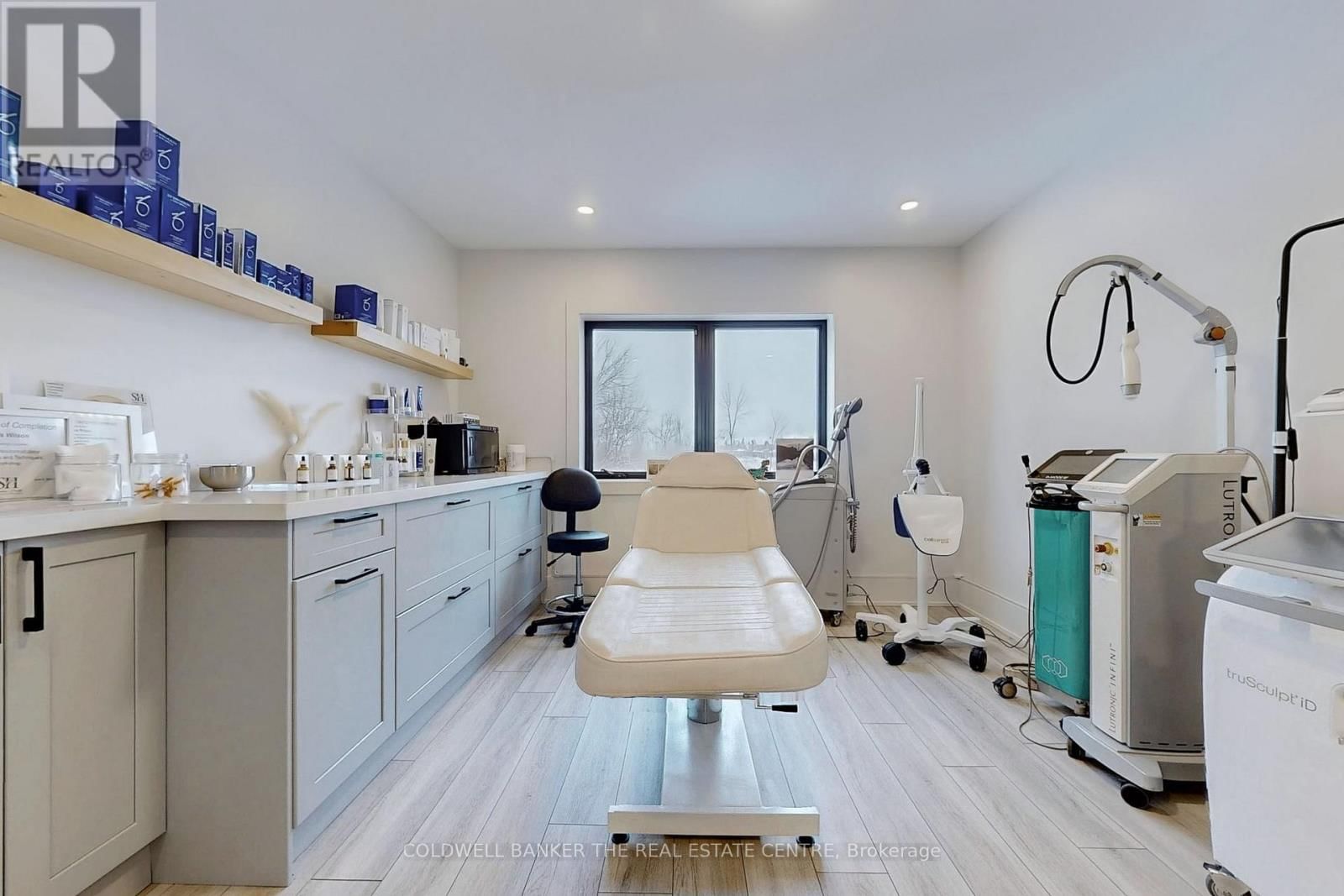 543 THE QUEENSWAY SOUTH Image 29