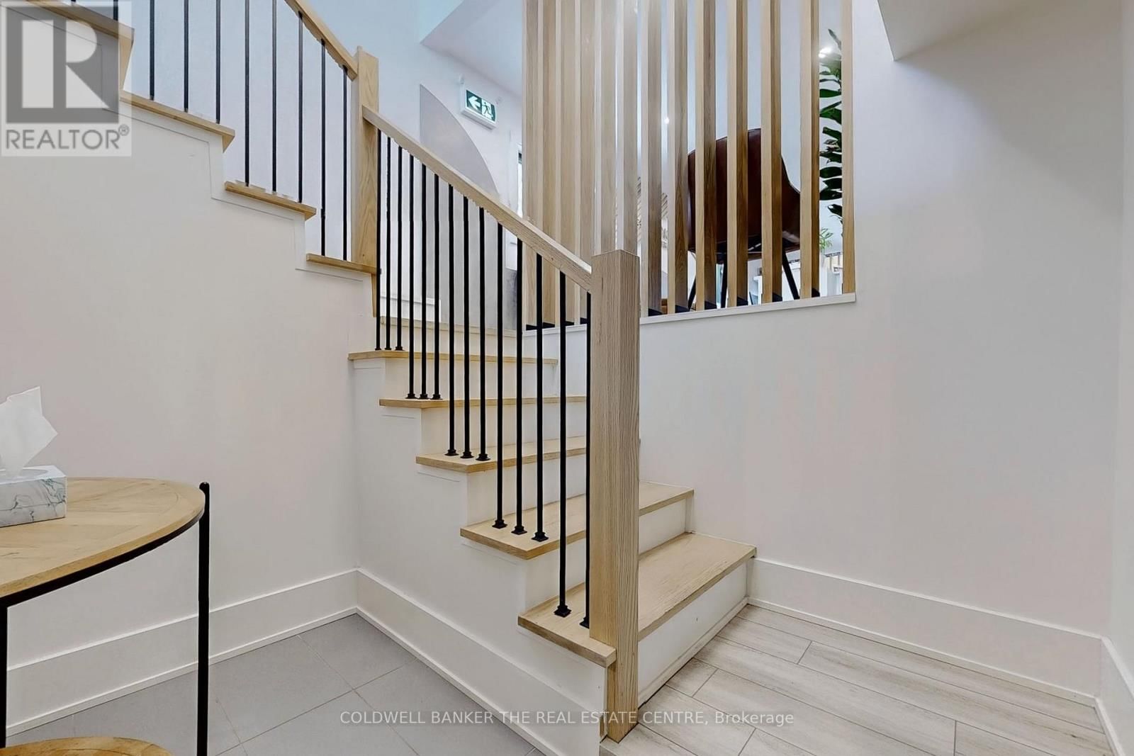 543 THE QUEENSWAY SOUTH Image 30