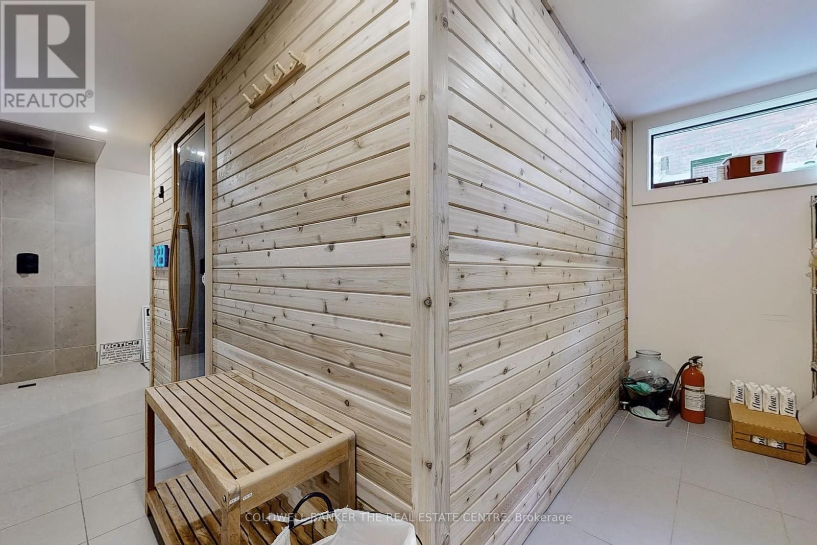 543 THE QUEENSWAY SOUTH Image 31