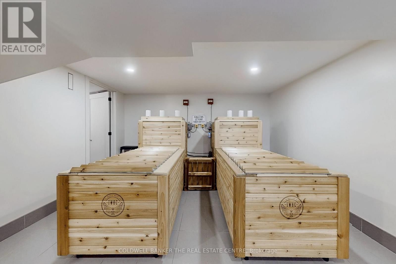 543 THE QUEENSWAY SOUTH Image 32