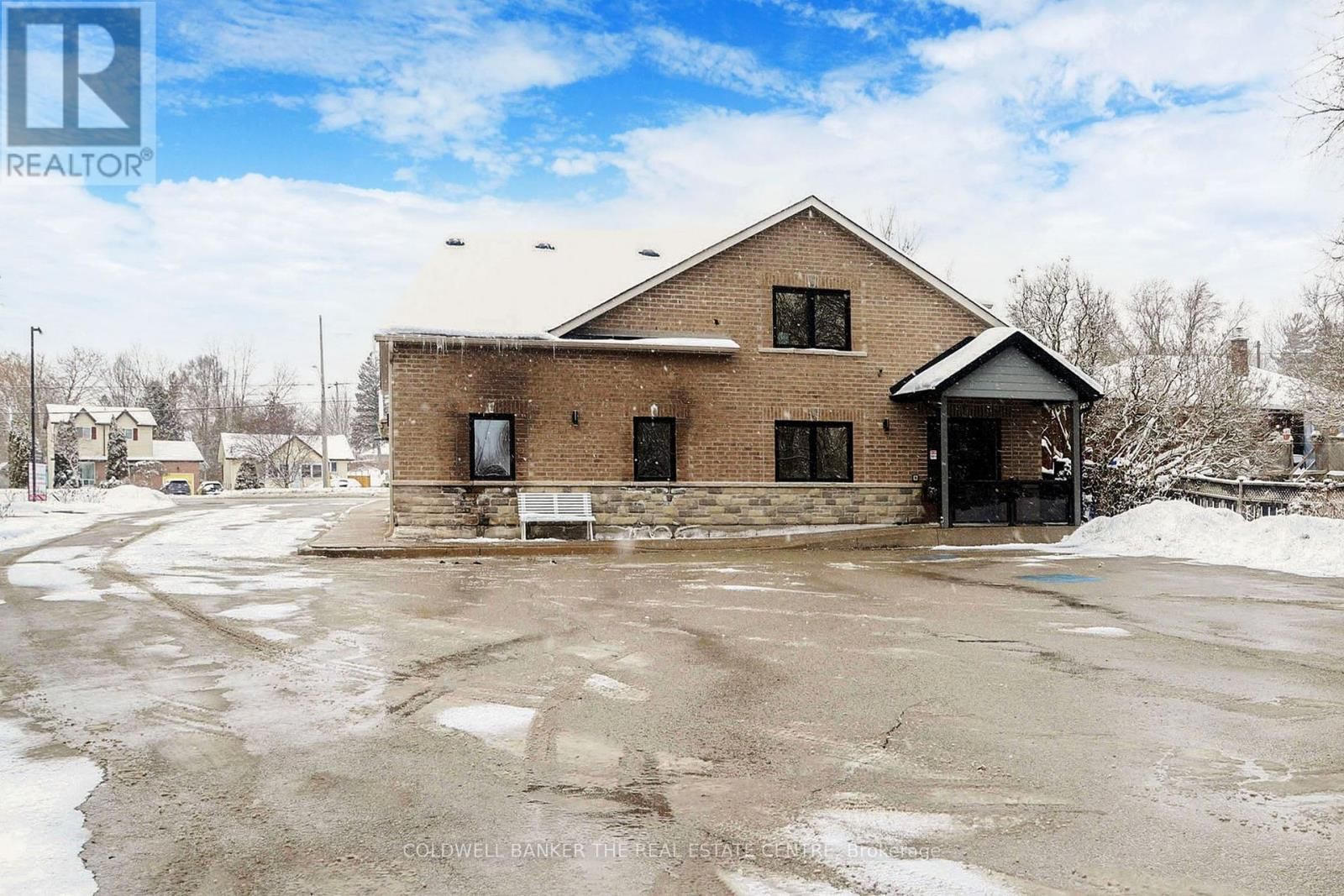 543 THE QUEENSWAY SOUTH Image 35