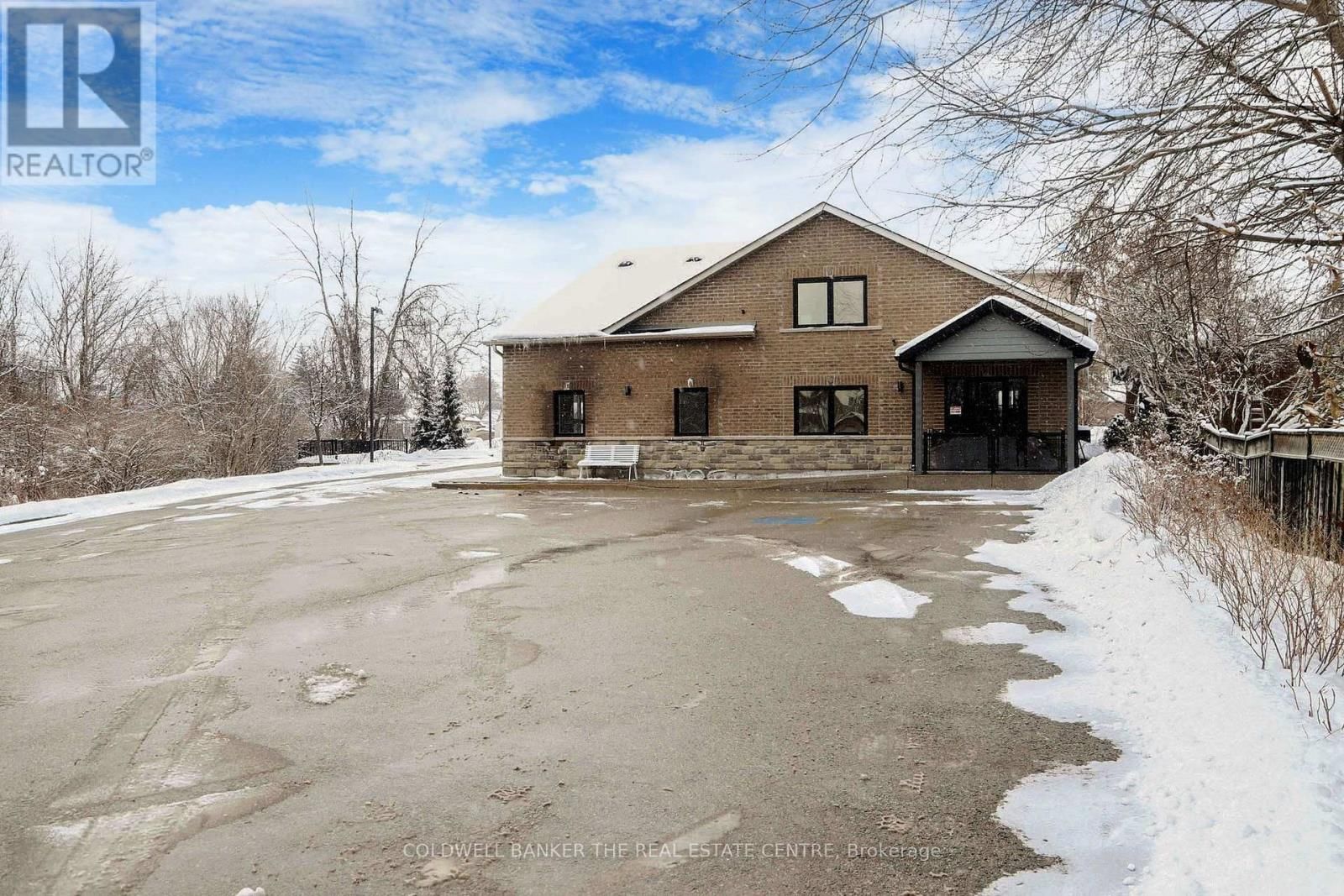 543 THE QUEENSWAY SOUTH Image 36