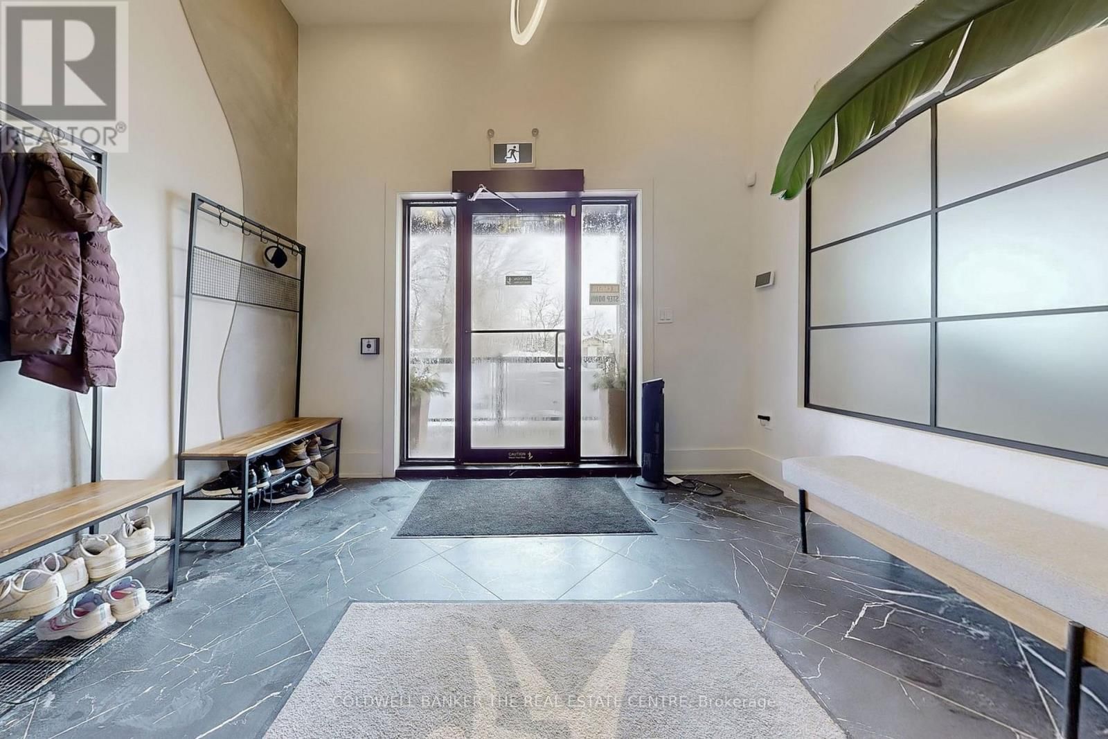 543 THE QUEENSWAY SOUTH Image 4