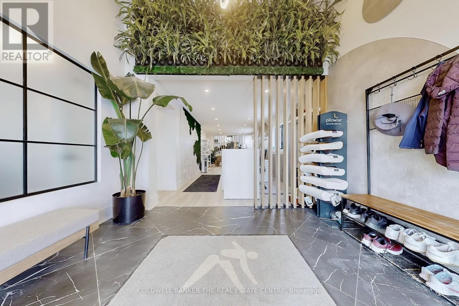 543 THE QUEENSWAY SOUTH Image 5