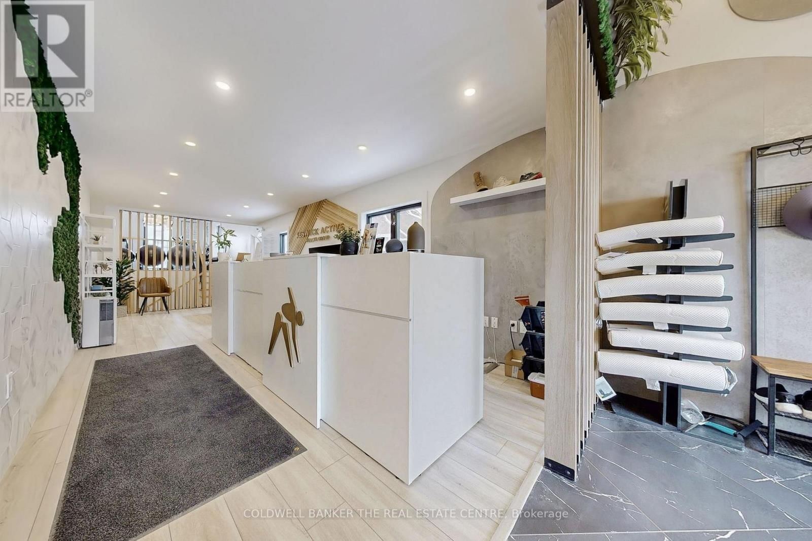 543 THE QUEENSWAY SOUTH Image 6