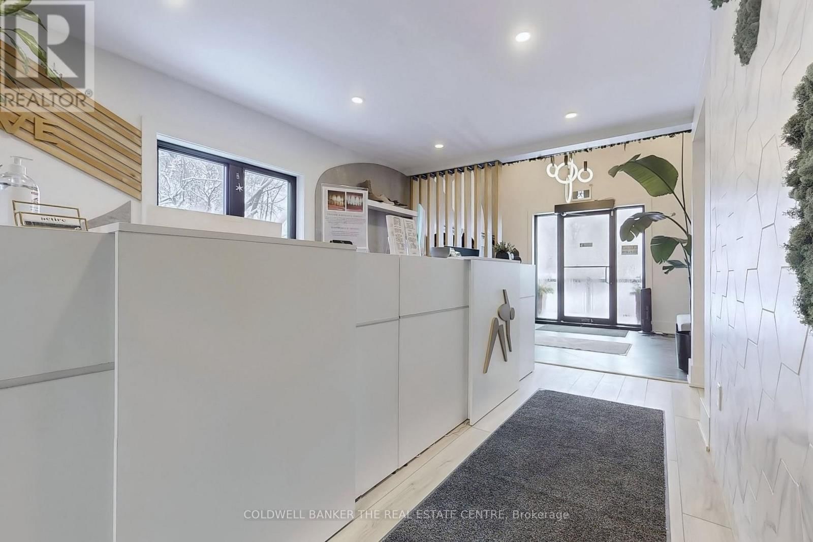 543 THE QUEENSWAY SOUTH Image 7