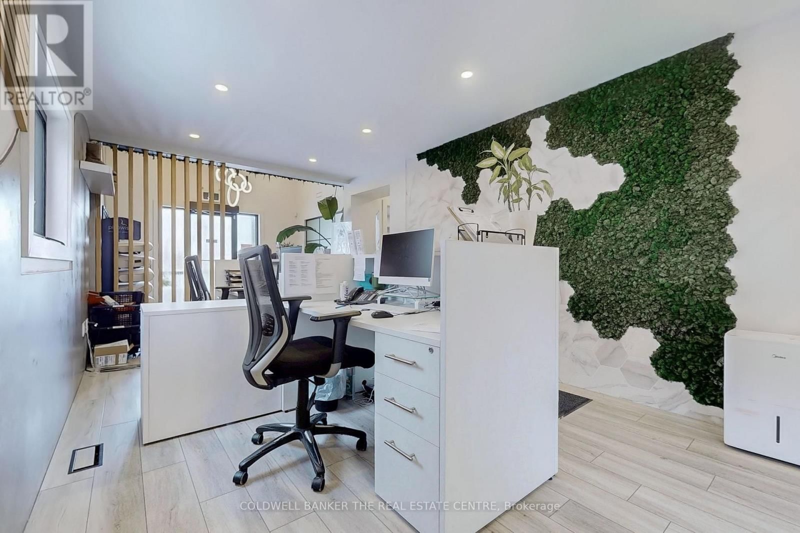 543 THE QUEENSWAY SOUTH Image 8