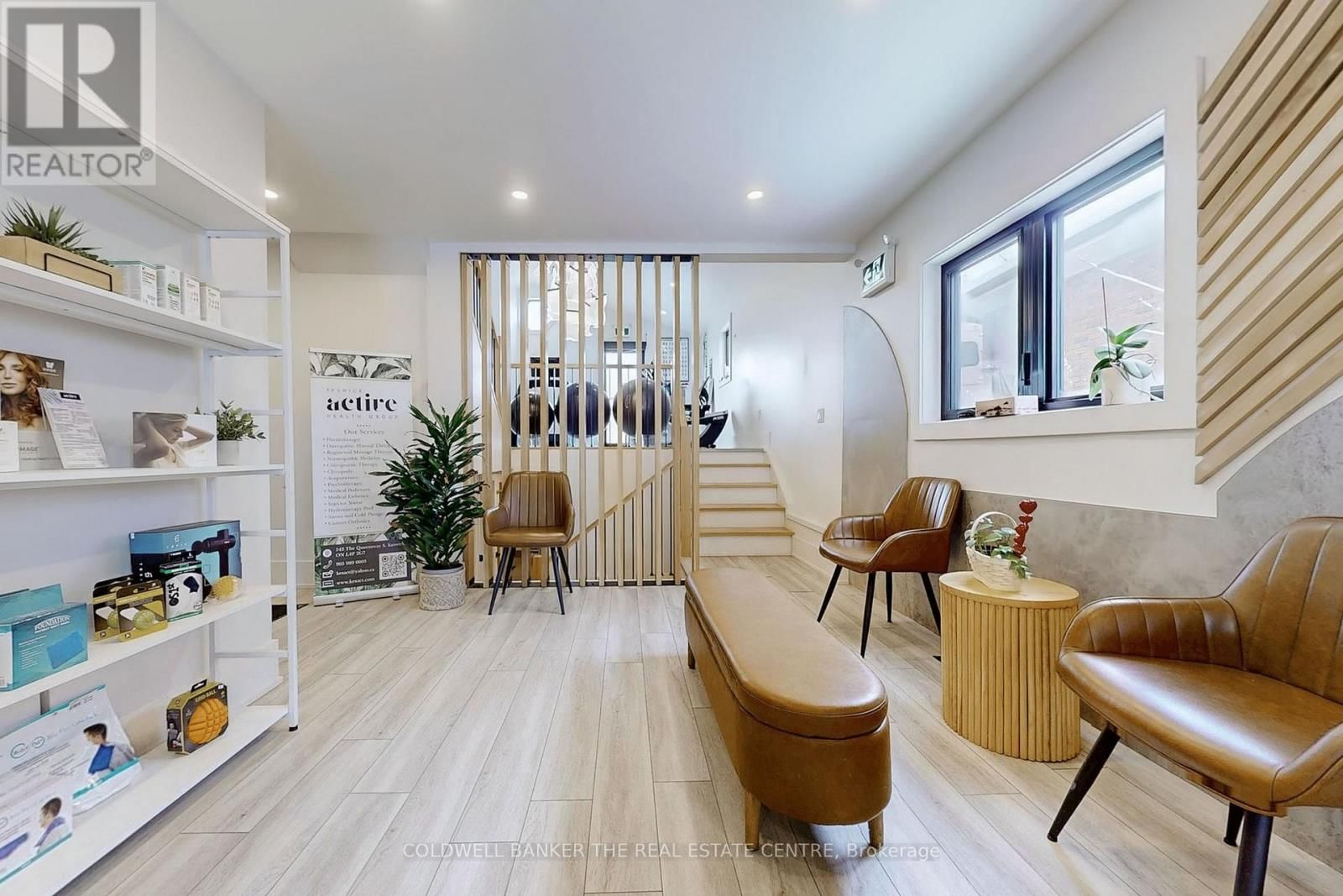 543 THE QUEENSWAY SOUTH Image 9