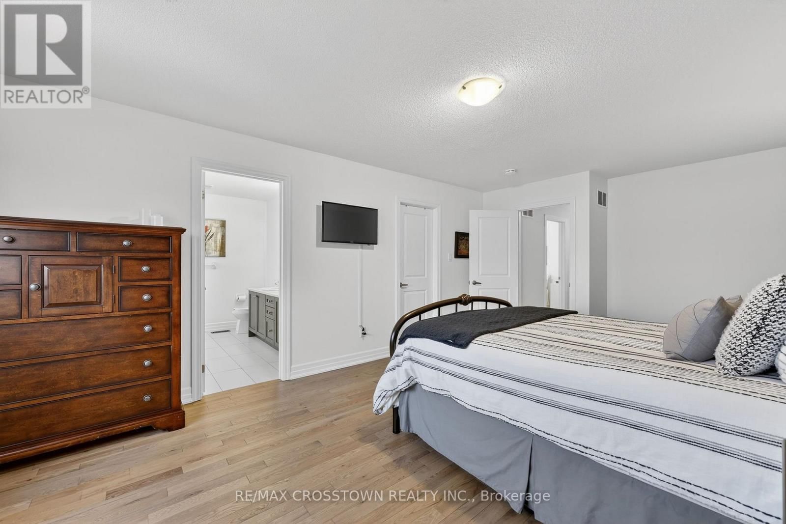 30 HUTTON CRESCENT Image 22