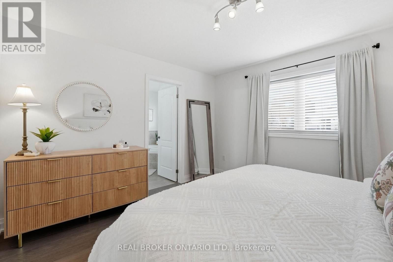 55 CHRISTINA CRESCENT Image 18