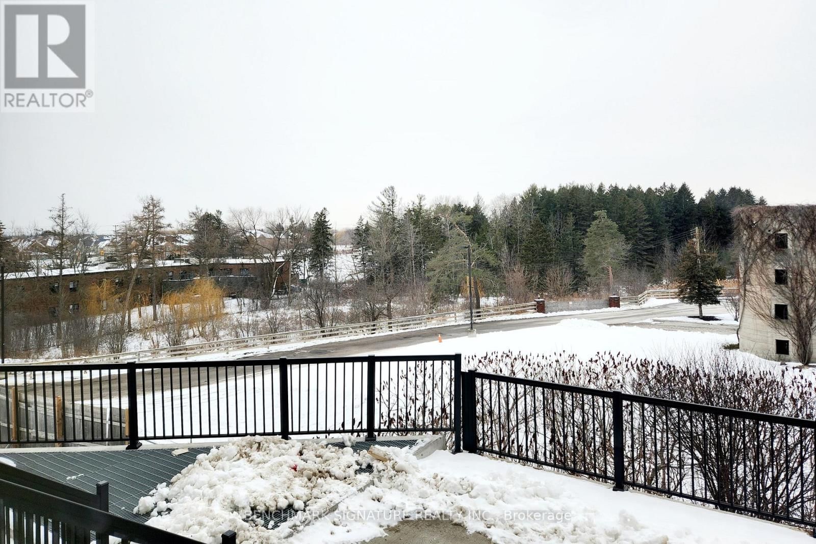 113 - 10 STECKLEY HOUSE LANE EAST Image 1