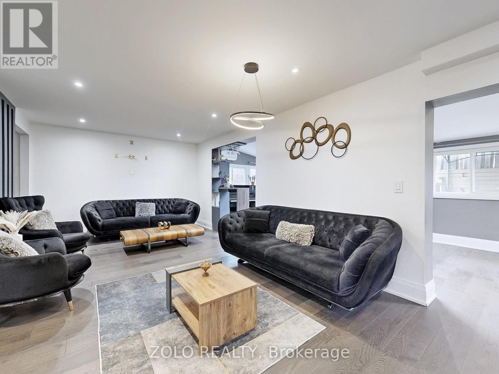 226 THOMS CRESCENT Image 1