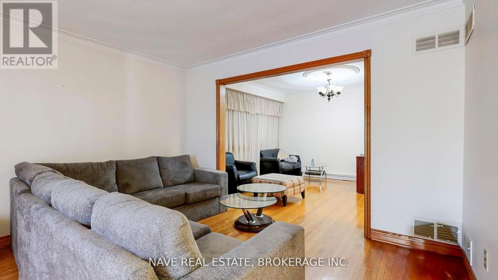 9747 BATHURST STREET Image 6