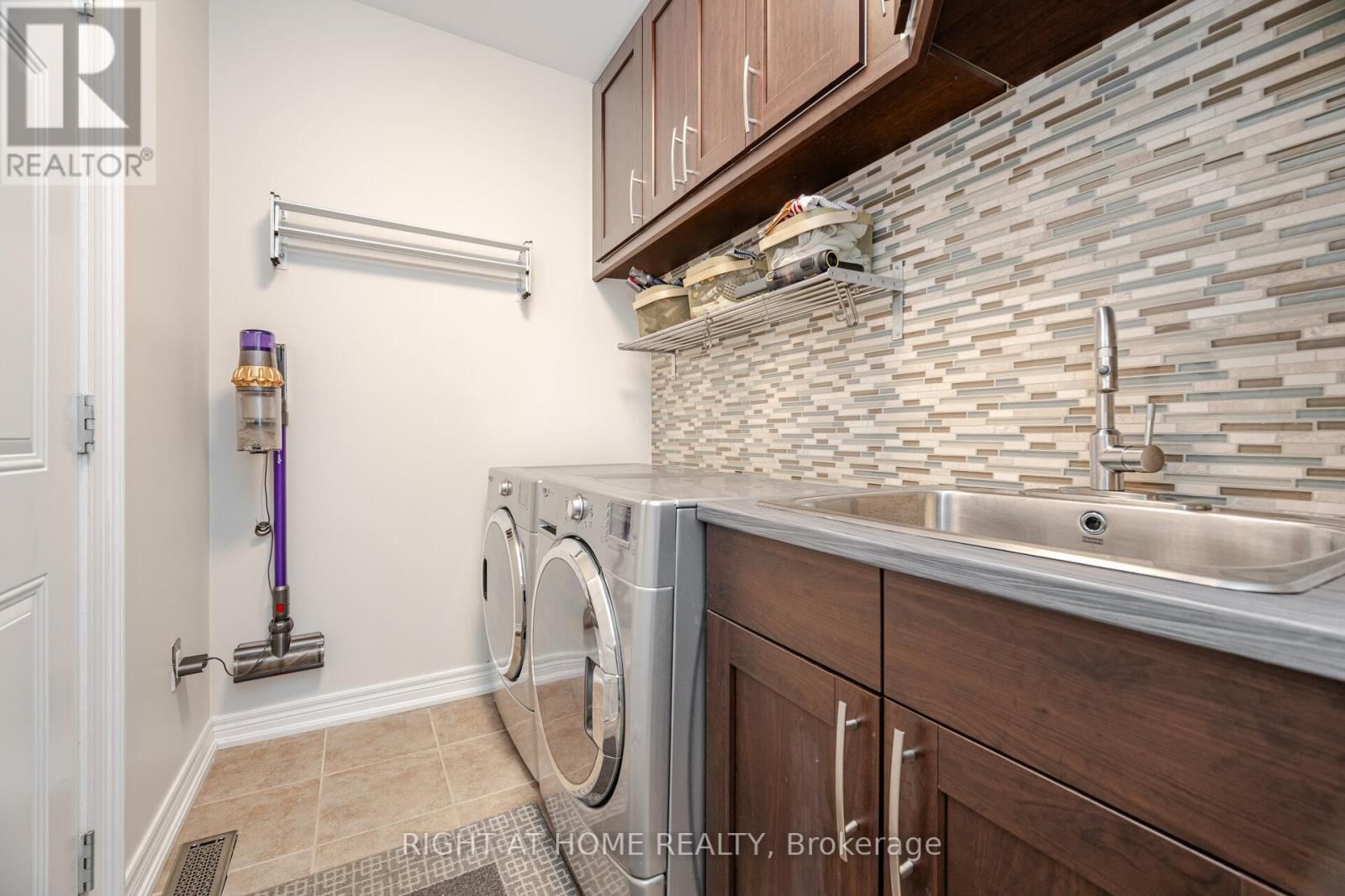 246 ASPENWOOD DRIVE Image 18