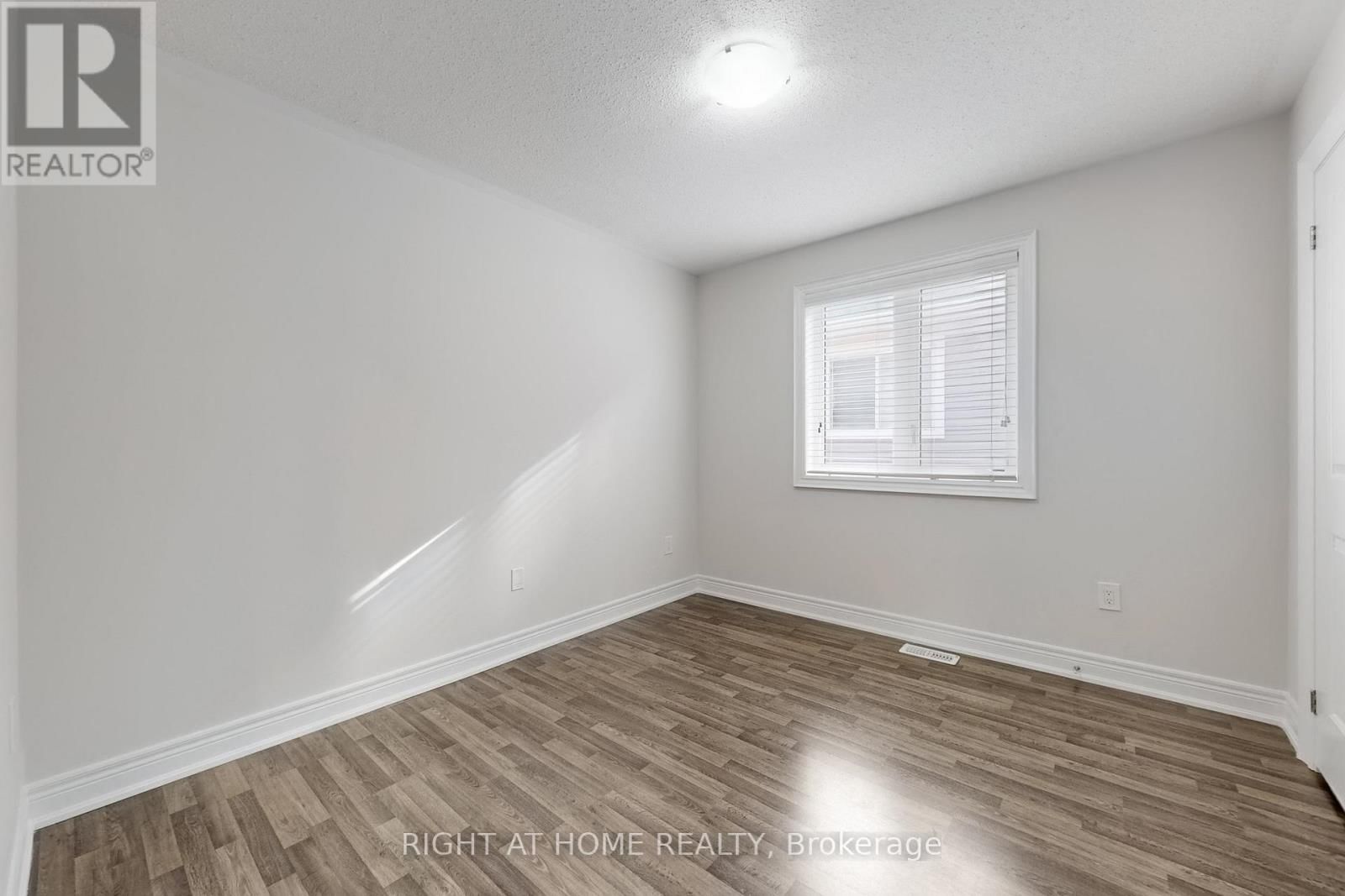 11 ROBERT WILSON CRESCENT Image 28