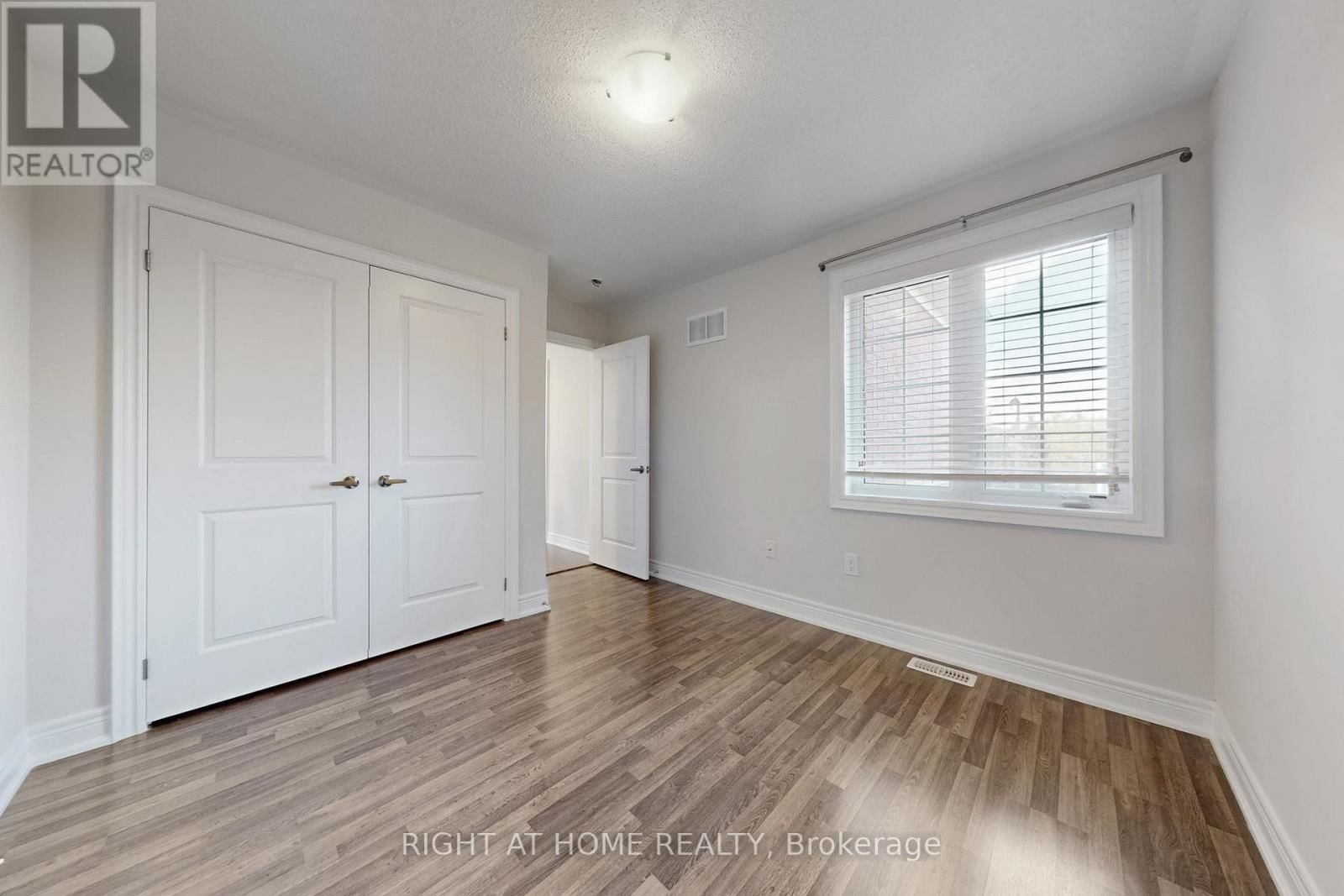 11 ROBERT WILSON CRESCENT Image 32