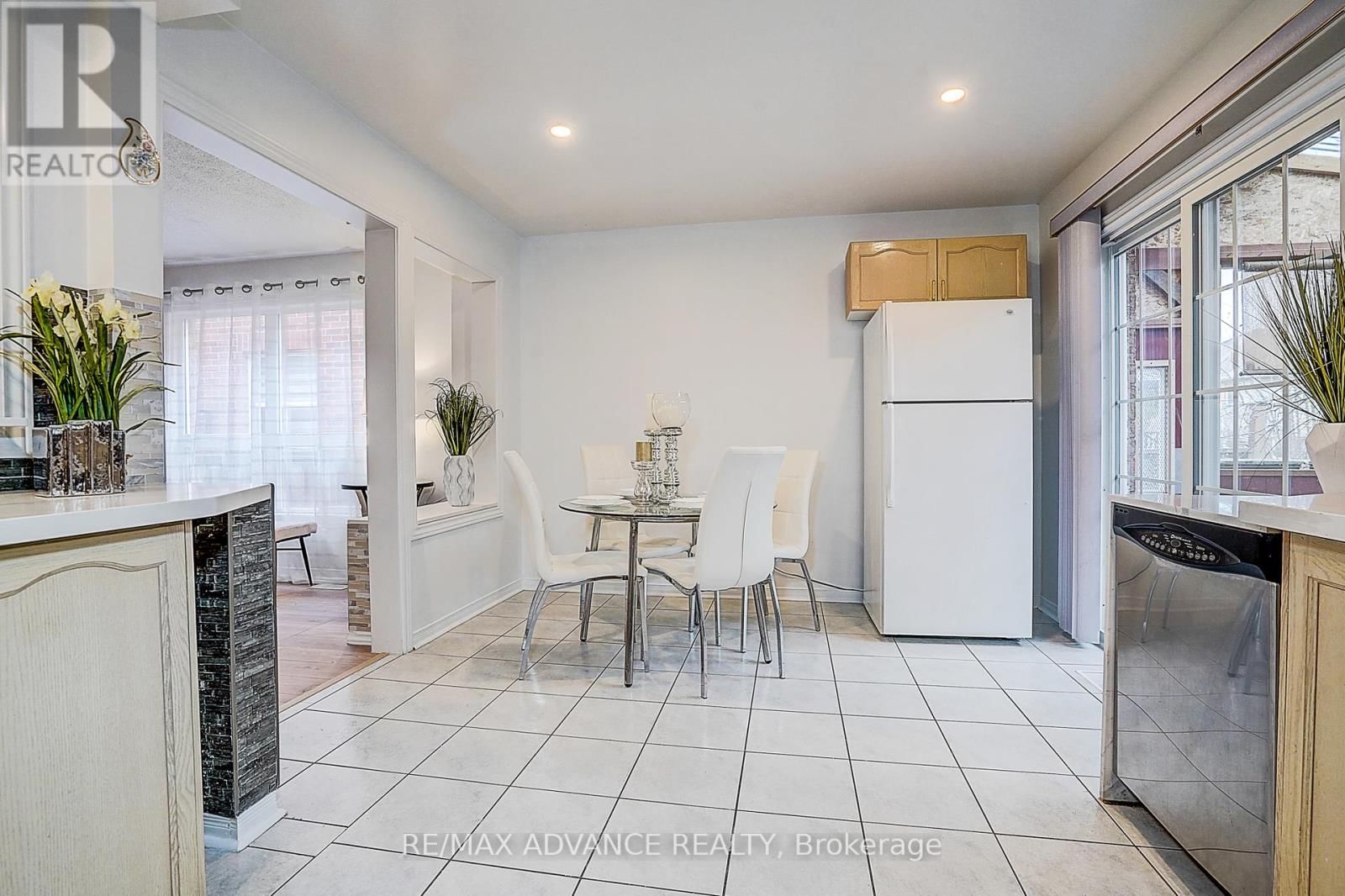 140 VANGUARD ROAD WEST Image 16