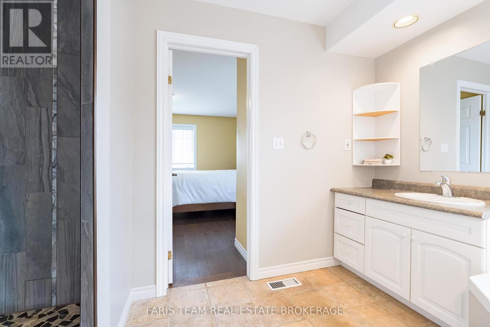 704 TRINITY STREET Image 20