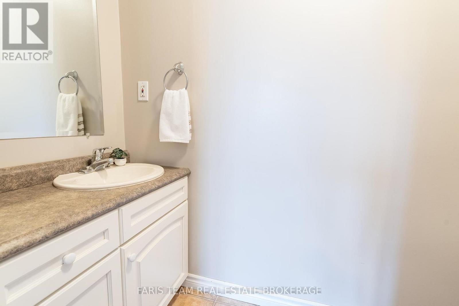 704 TRINITY STREET Image 23