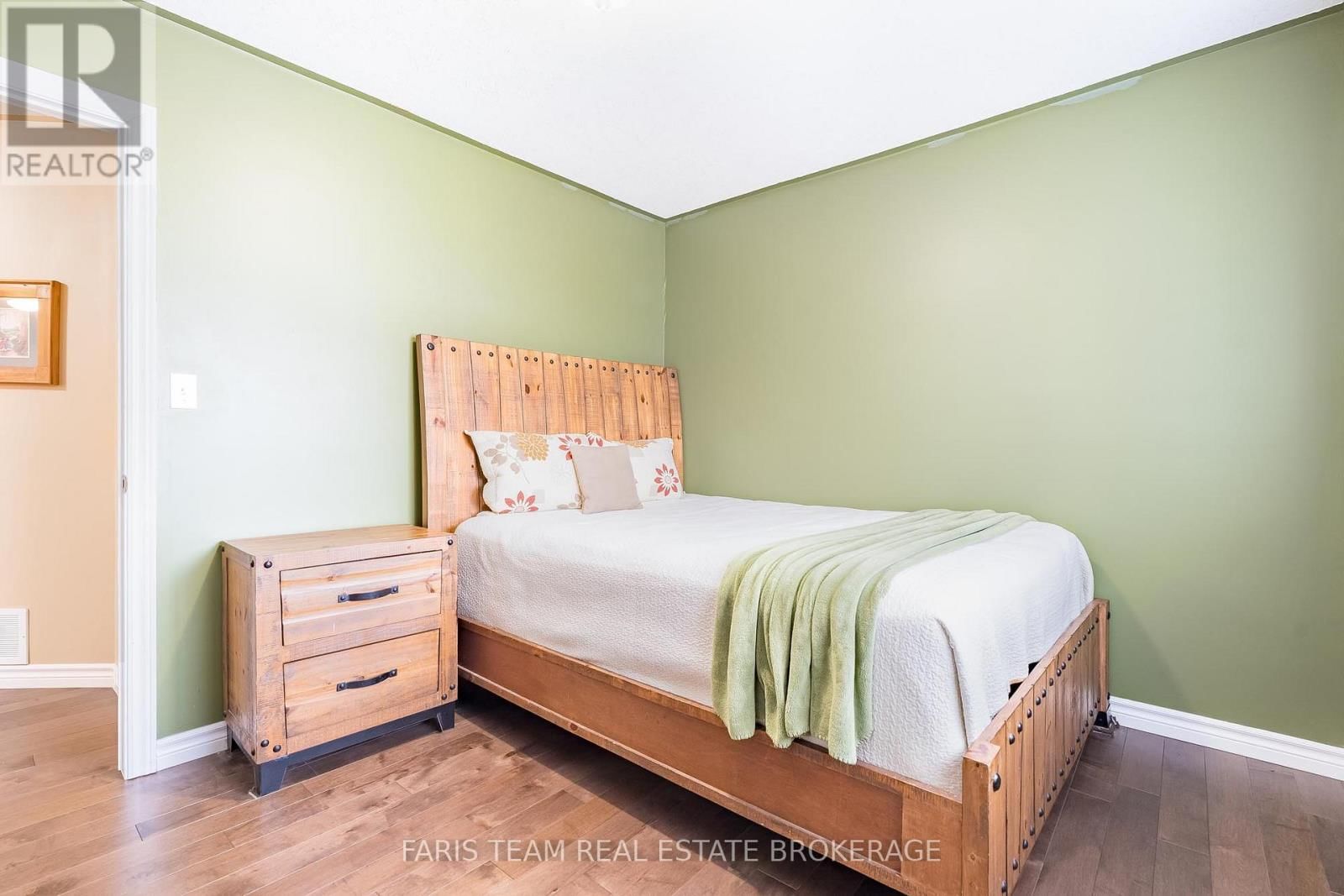 704 TRINITY STREET Image 24