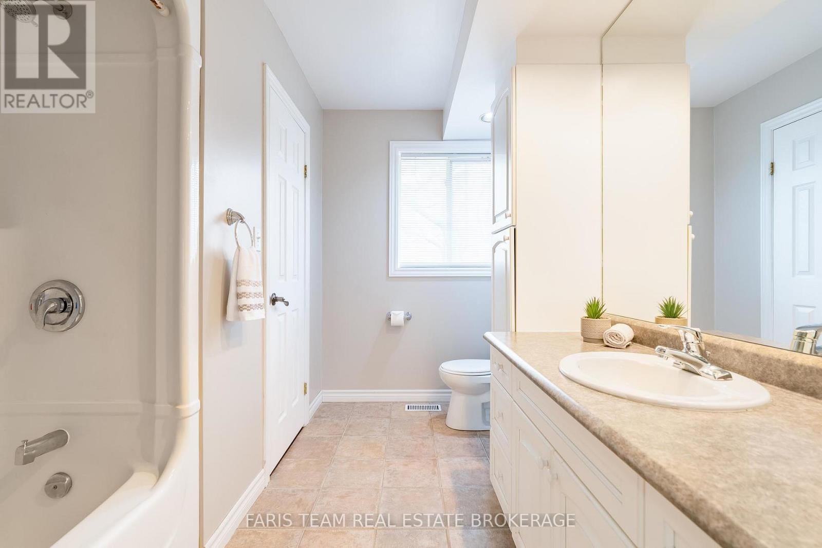 704 TRINITY STREET Image 25