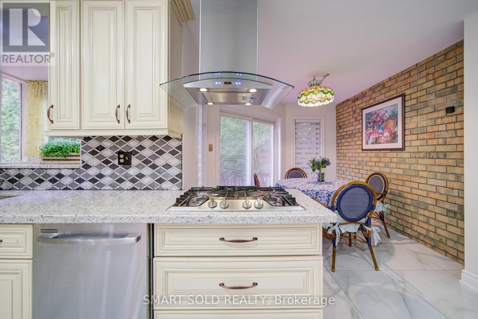 48 MONTGOMERY COURT Image 10