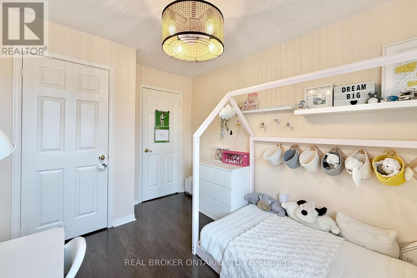 46 REVELSTOKE CRESCENT Image 25