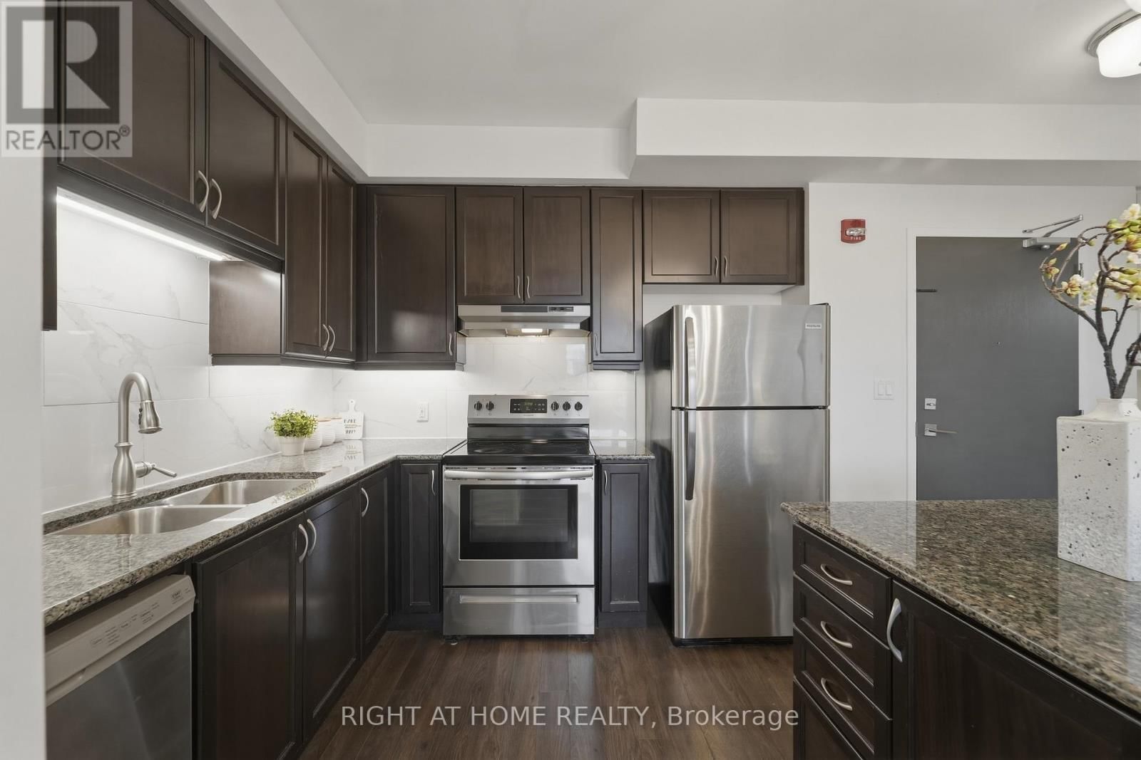 503 - 2 ADAM SELLERS STREET Image 14