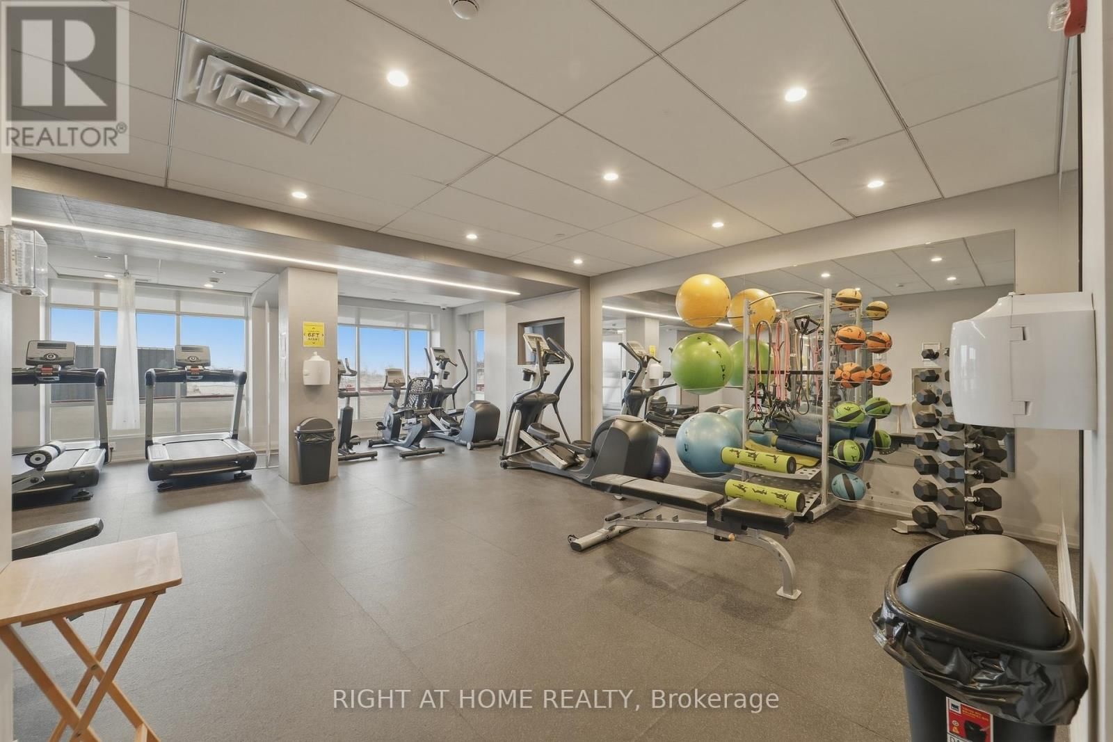 503 - 2 ADAM SELLERS STREET Image 36