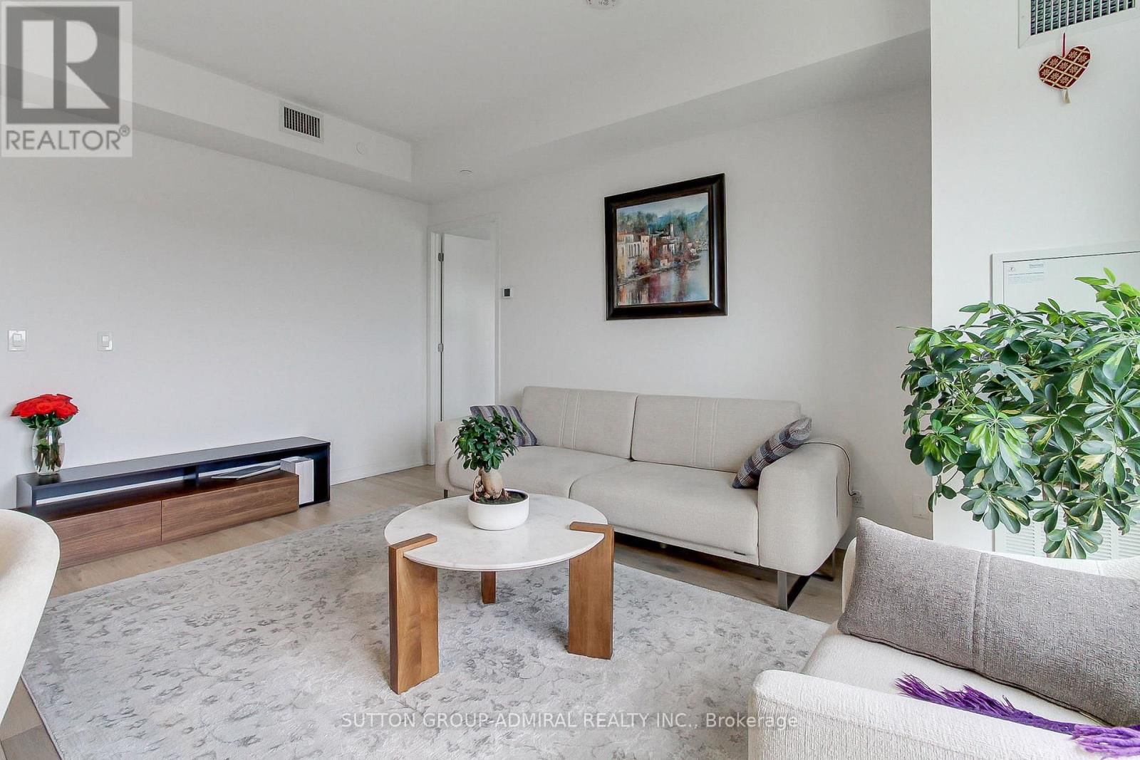 8 BEVERLEY GLEN Image 11