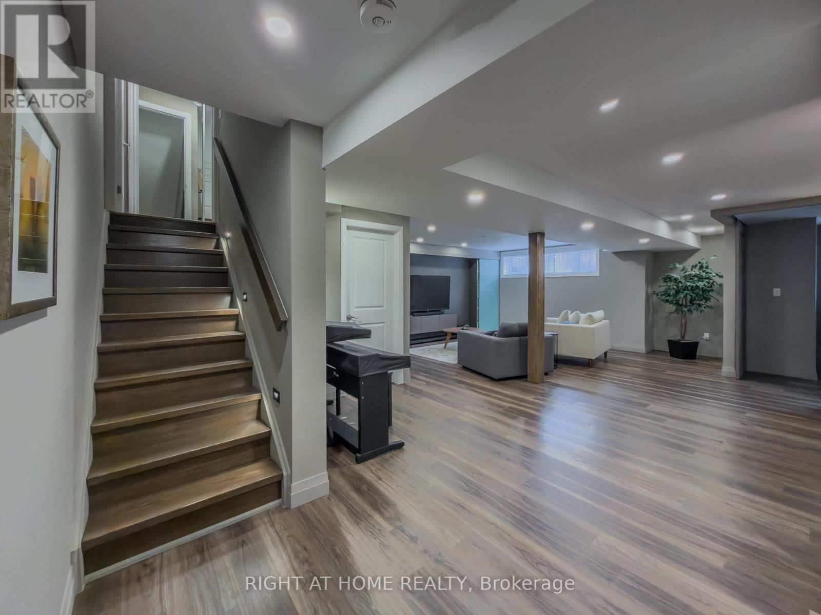 77 LEADEN HALL DRIVE Image 42