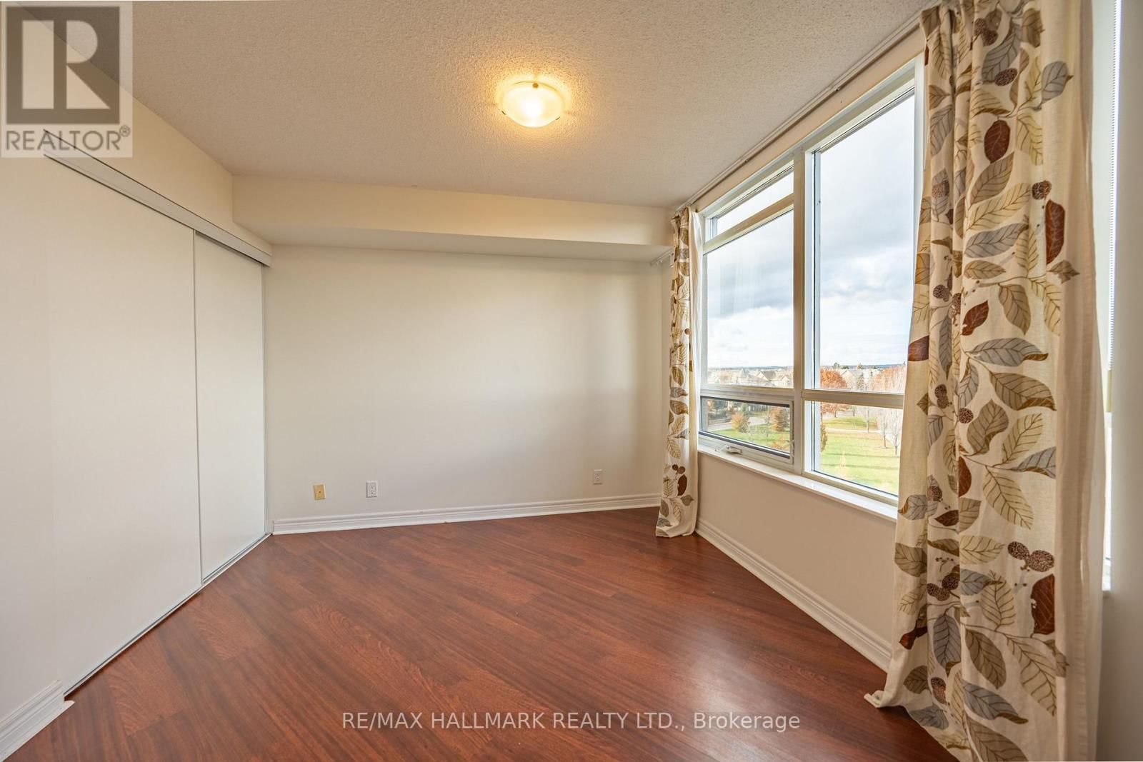 817 - 33 COX BOULEVARD Image 12