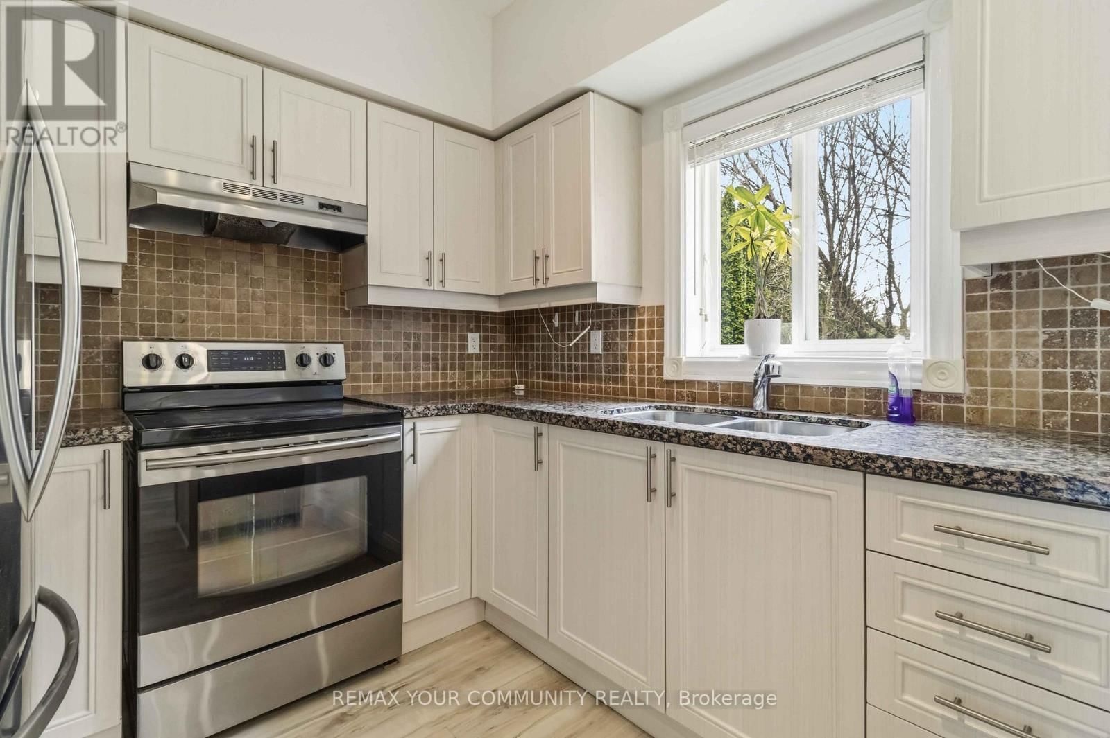 120 SHAFTSBURY AVENUE Image 14