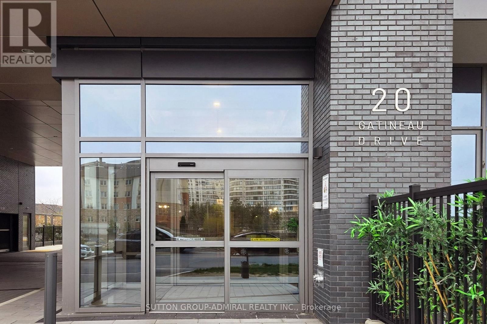 706 - 20 GATINEAU DRIVE Image 2