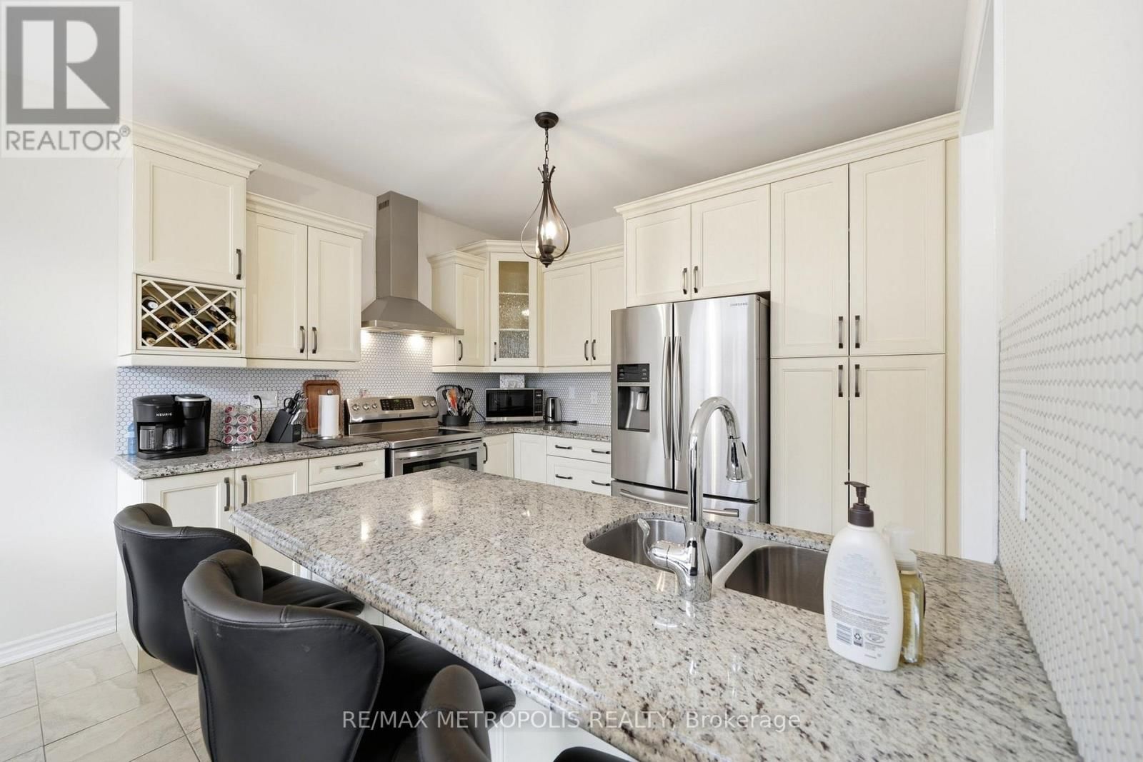 24 BAMBURG STREET Image 13