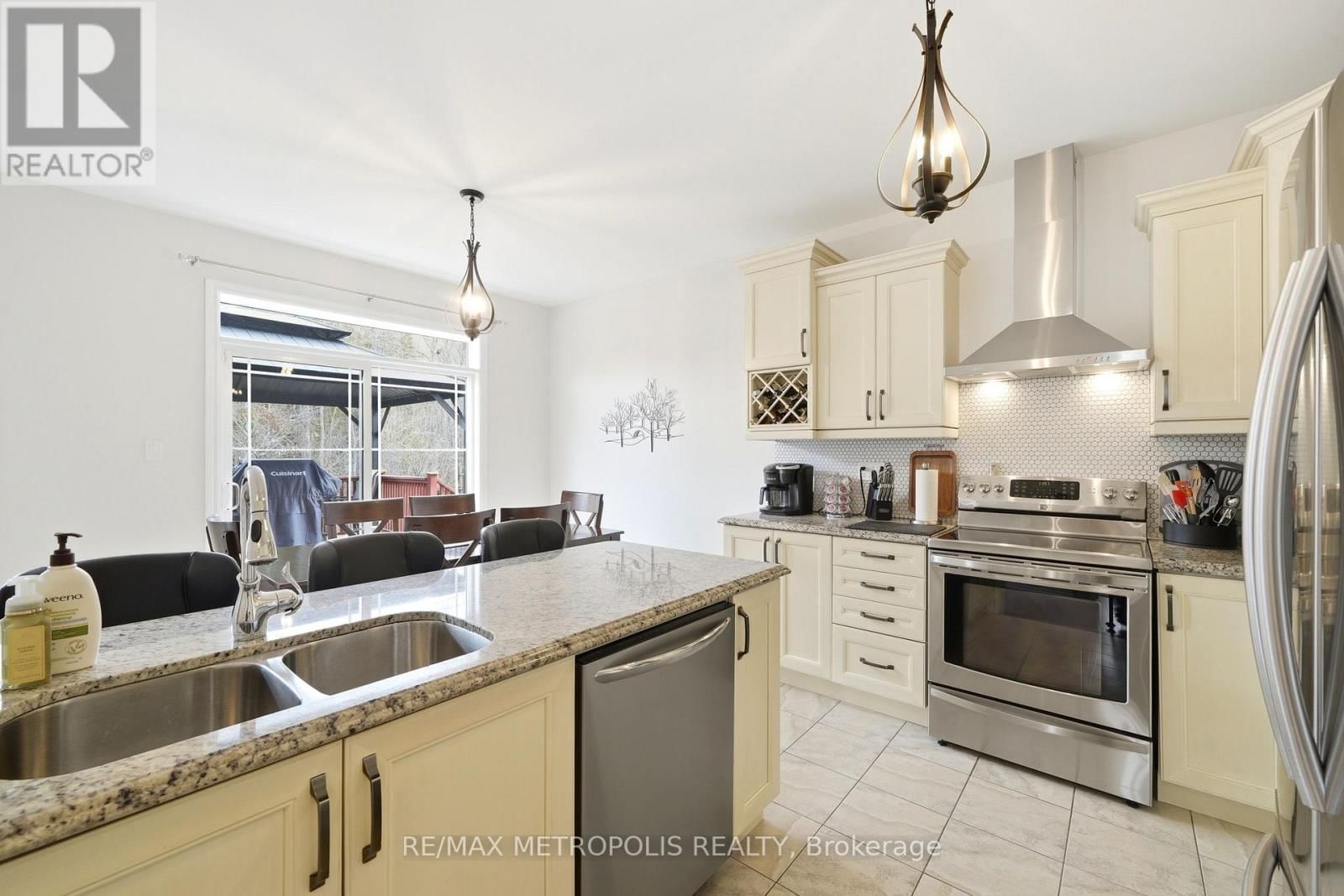 24 BAMBURG STREET Image 15