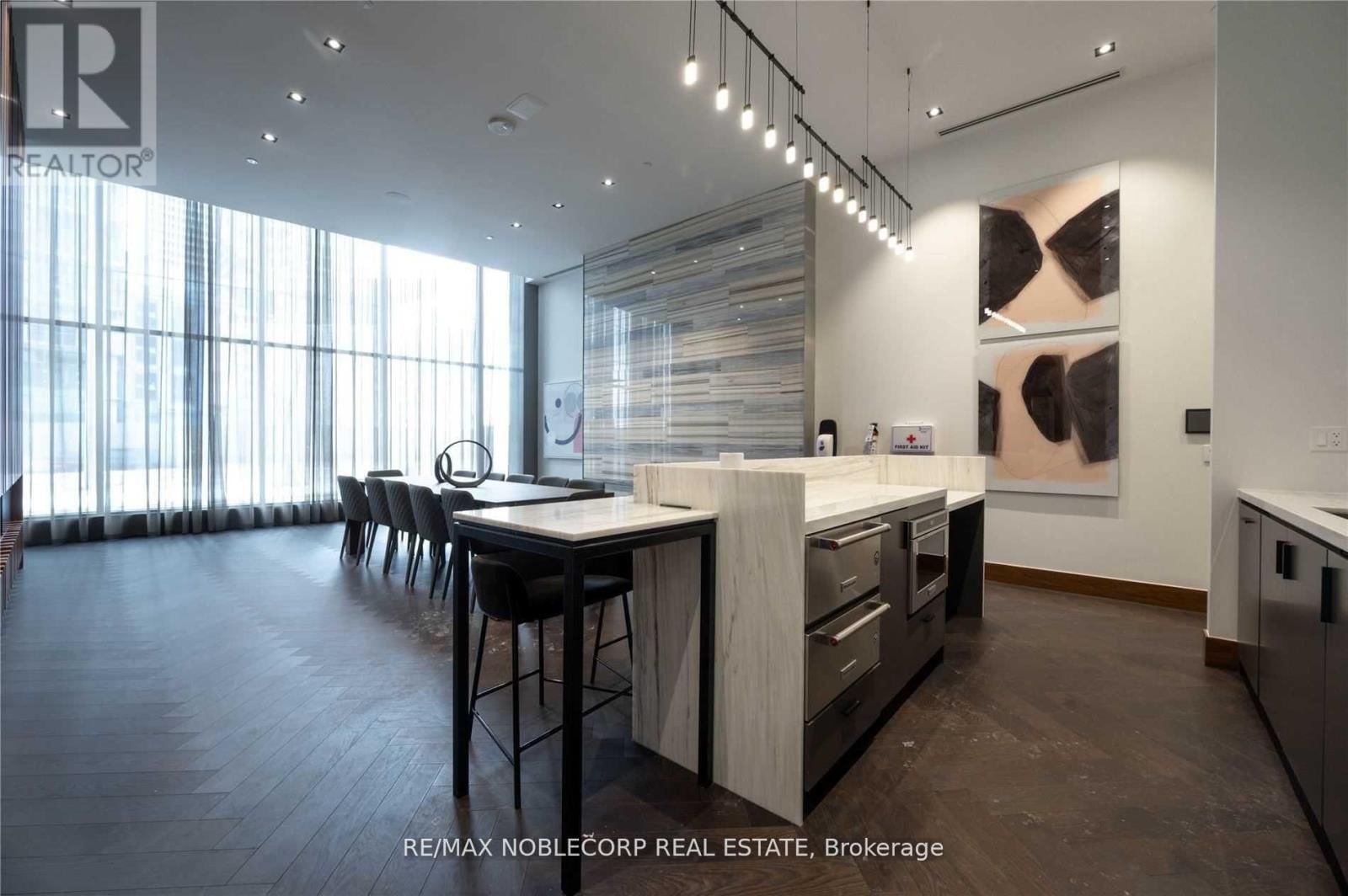 2014 - 7895 JANE STREET Image 35