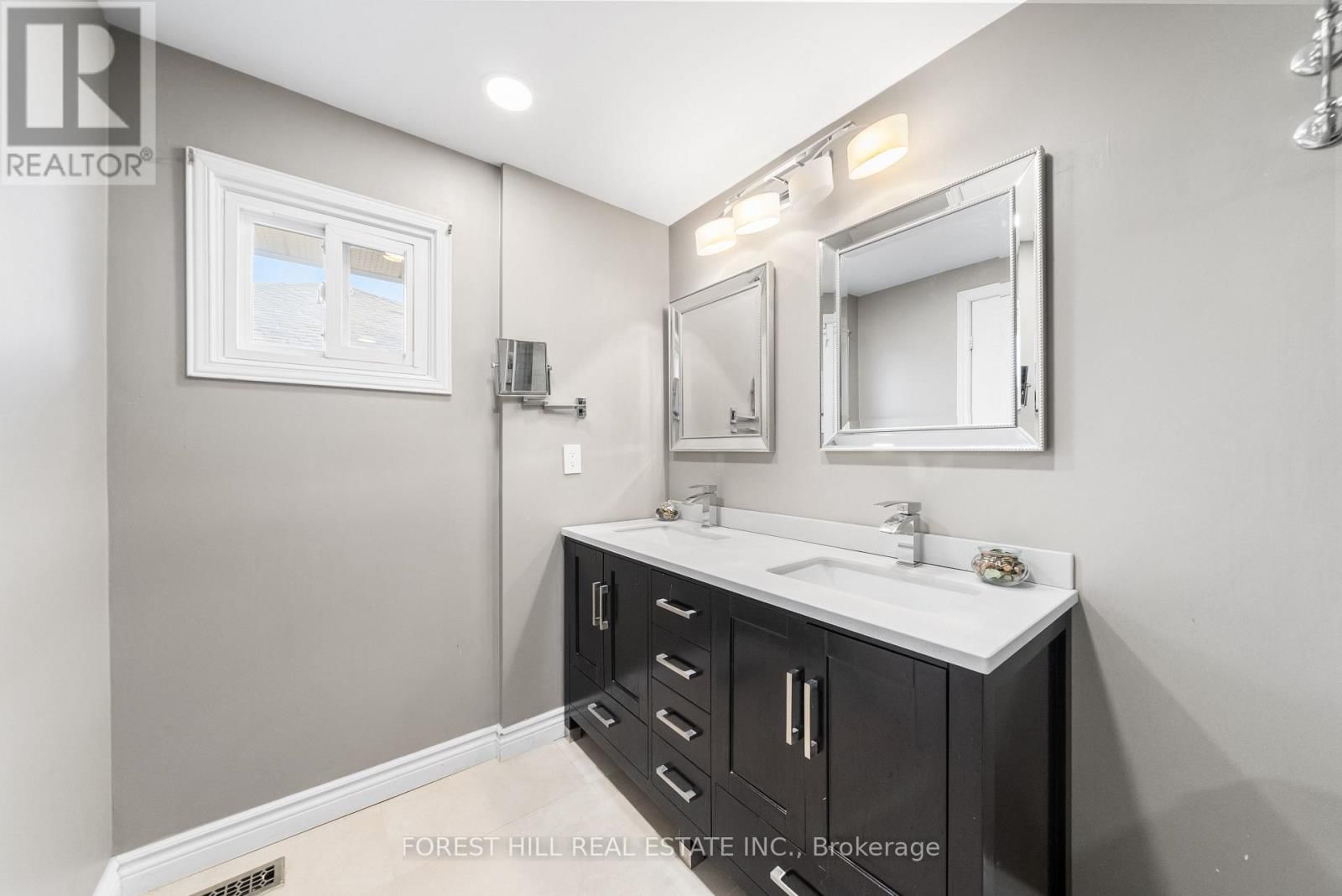 14 VALLEY CRESCENT Image 32